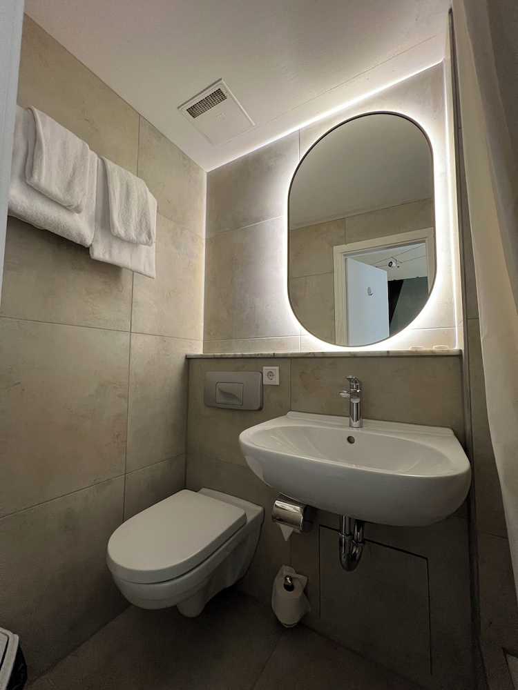 Economy Double Room - Photo 7