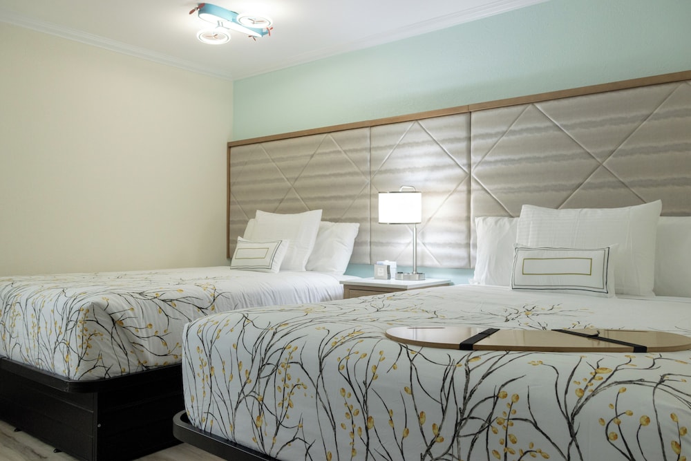 Deluxe Room, Multiple Beds - Photo 1