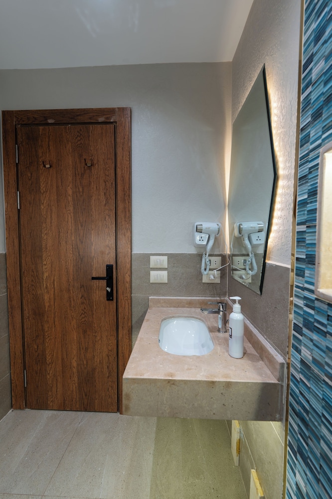 Deluxe Double Room - Photo 12