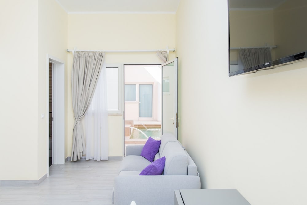 Luxury Room, 1 King Bed with Sofa bed, Pool View photo 2