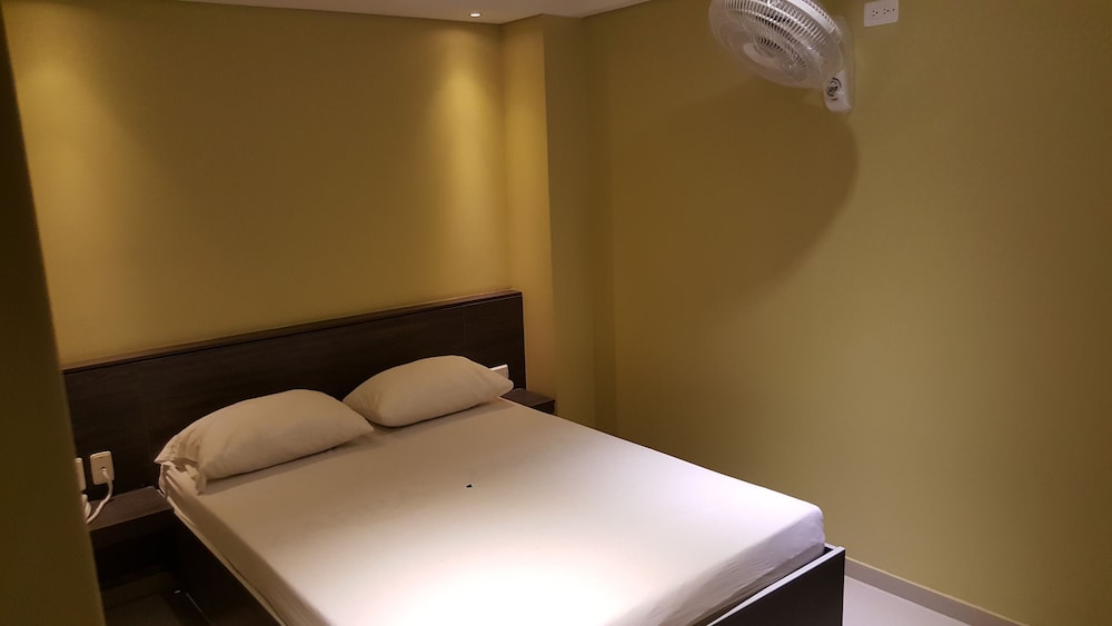 Economy Room, 1 Double Bed, Fan Only (No air) photo 1