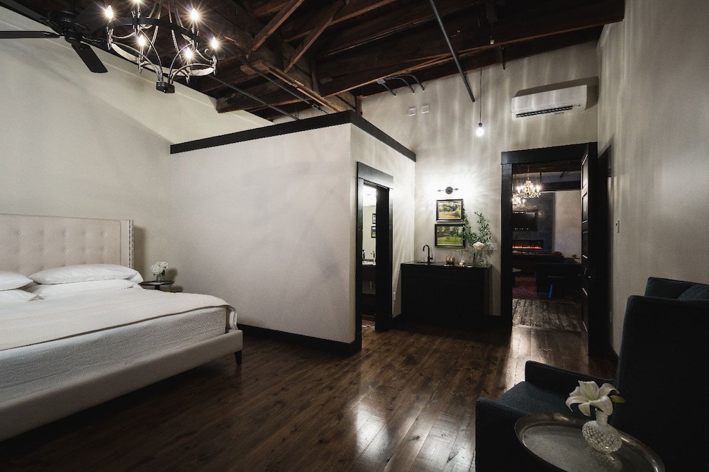 Superior Suite, 1 King Bed photo 2