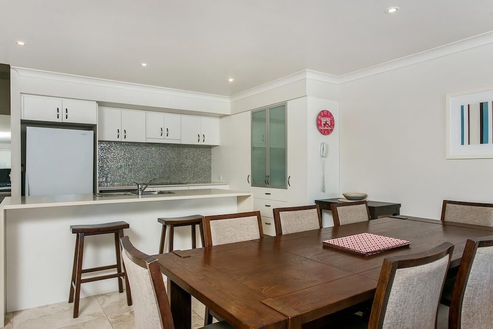 3 Bedroom Apartment - Non-Waterfront photo 2