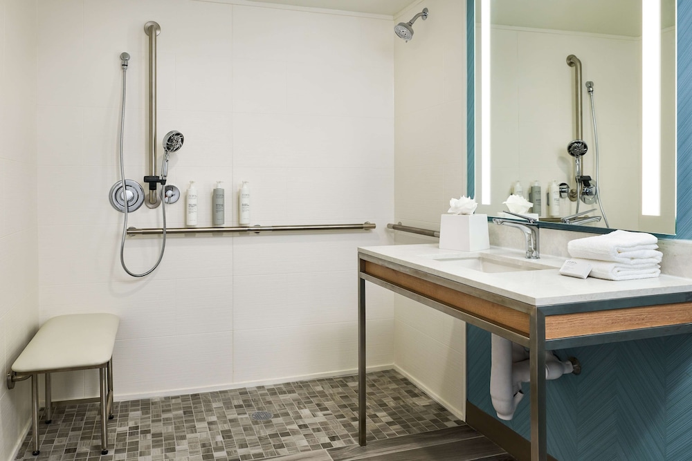 Room, 1 Bedroom, Accessible (Mobility & Hearing, Roll-in Shower) photo 1