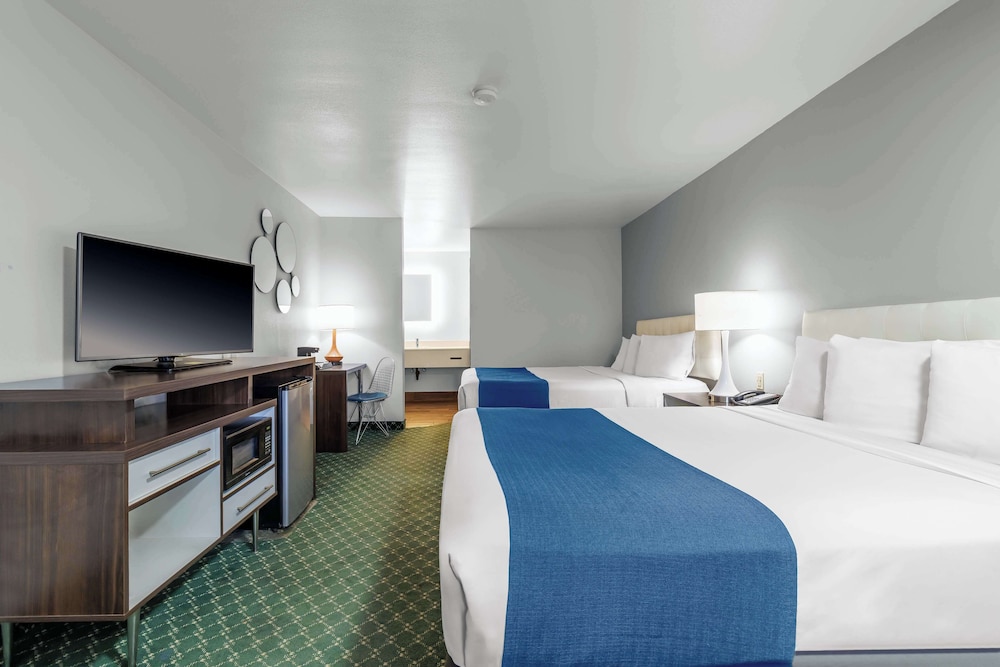 Standard Room, 2 Queen Beds, Accessible, Non Smoking - Photo 2