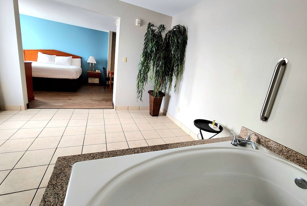 Suite, 1 King Bed, Non Smoking, Jetted Tub - Photo 4