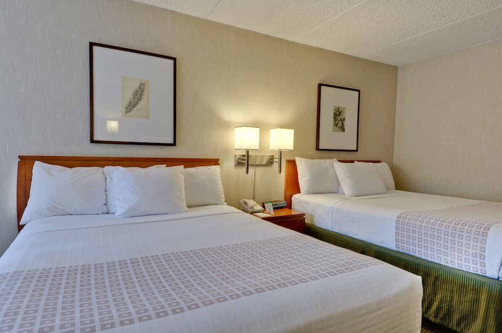 Single Room, 2 Queen Beds (Roll-In Shower) photo 2