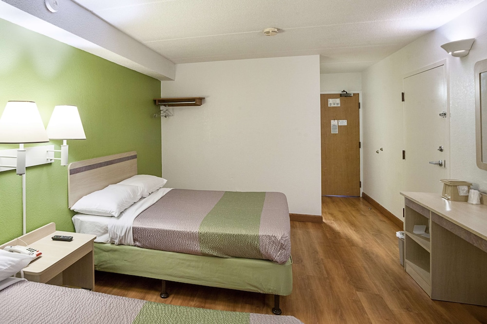 Deluxe Room, 2 Queen Beds, Non Smoking, Refrigerator photo 3