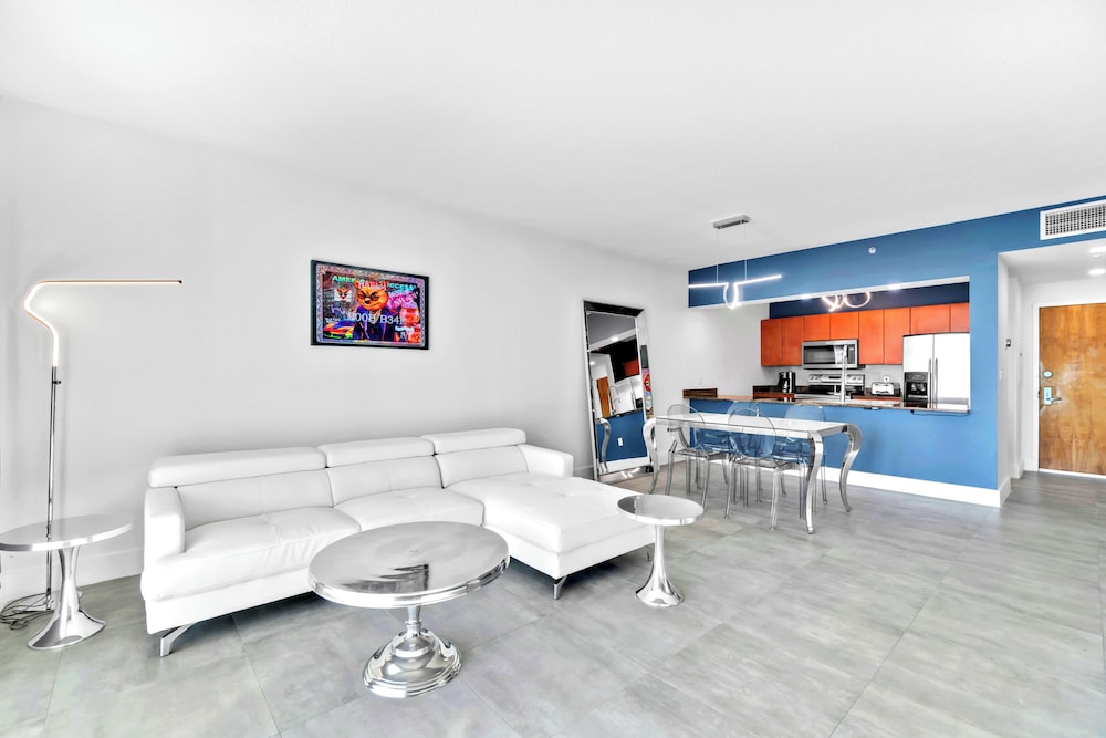 Luxury Condo, 1 Bedroom photo 2