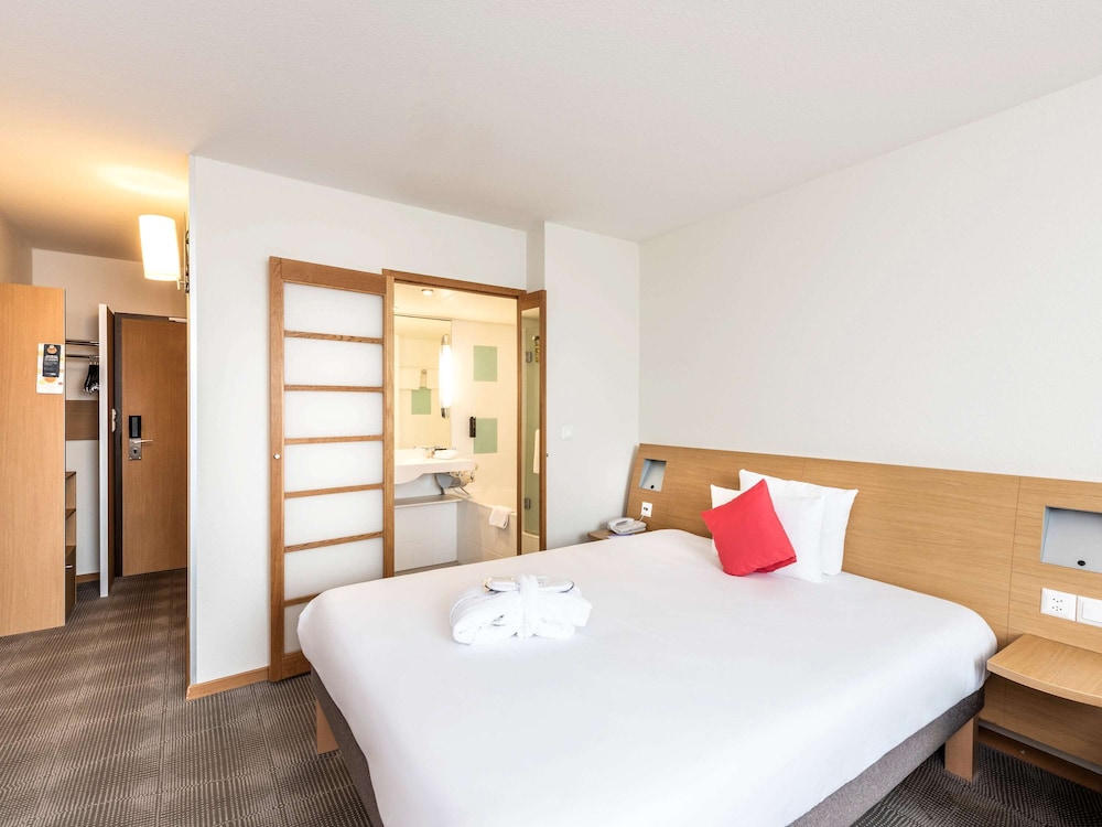 Executive Room, 1 Queen Bed with Sofa bed, Non Smoking thumbnail 6
