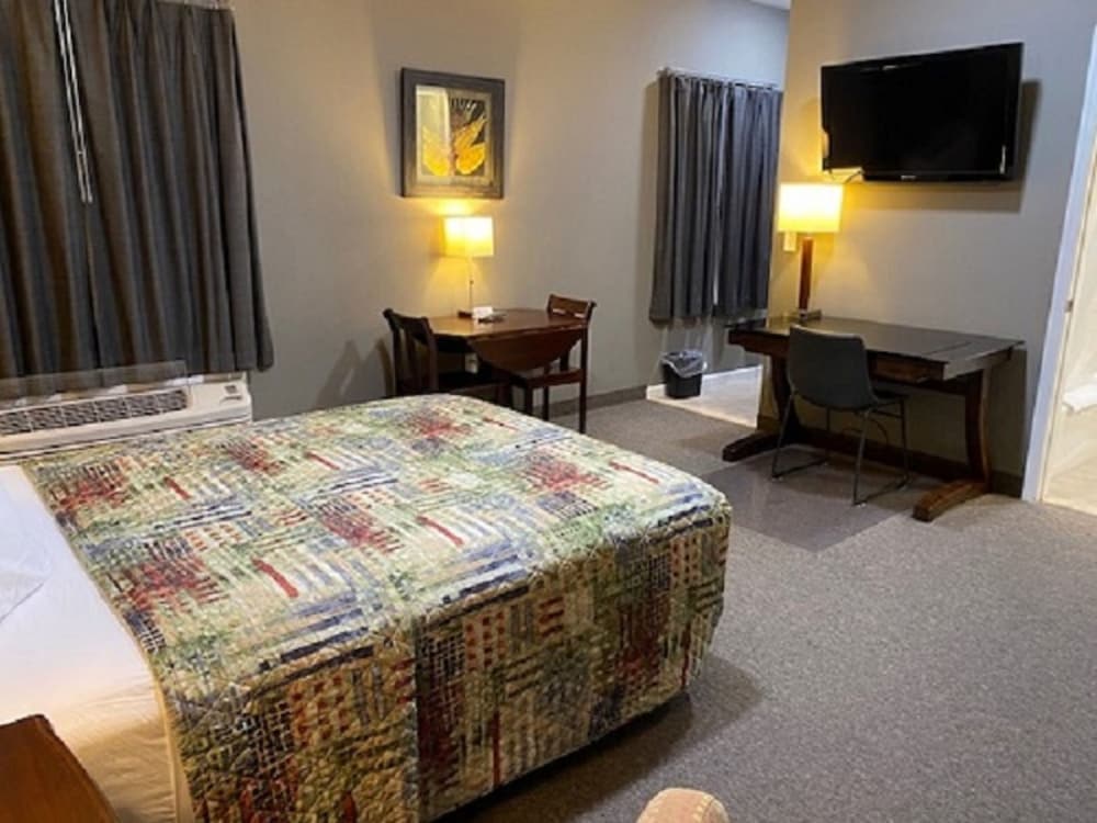 Standard Room, 1 Queen Bed, Refrigerator & Microwave photo 1