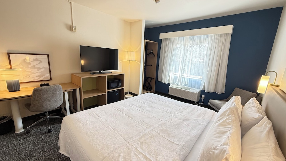 Room, 1 King Bed, Accessible (Mobility & Hearing, Roll-in Shower) - Photo 1