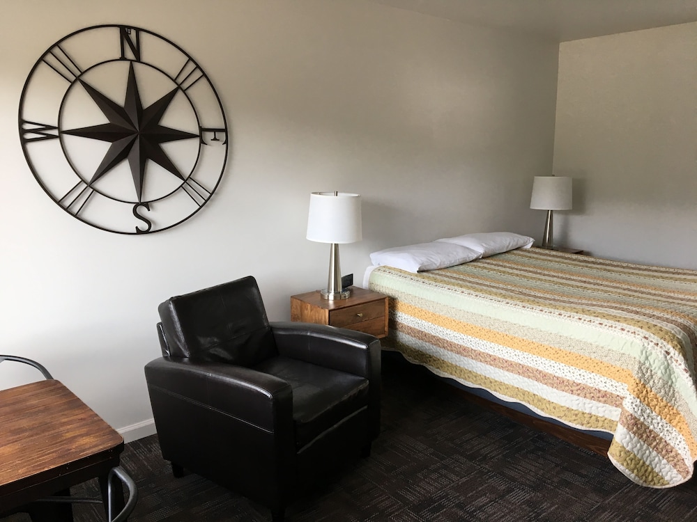 Standard Room, 1 Queen Bed, Refrigerator & Microwave (Room 3) photo 1