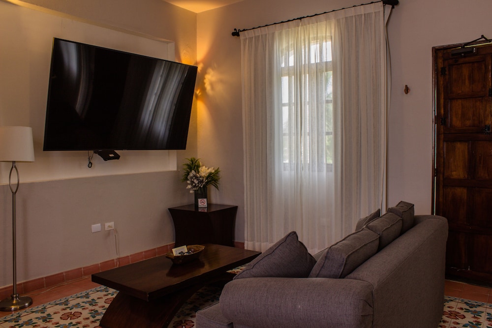 Junior Suite, 1 King Bed with Sofa bed, 2 Bathrooms, Garden View