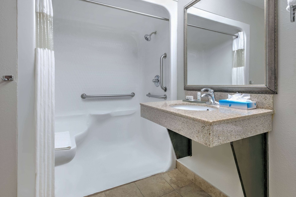 Room, 2 Queen Beds, Accessible, Non Smoking (Roll-In Shower) - Photo 5