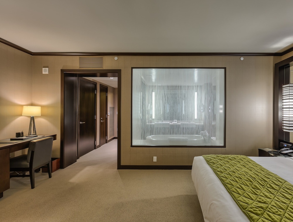 PANORAMA STRIP VIEW SUITE (2BR) - 42nd Floor photo 3