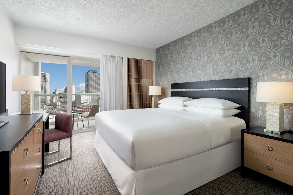 Room, 1 King Bed thumbnail 5