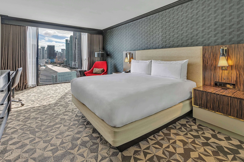 Room, 1 King Bed, Accessible (Roll-In Shower)