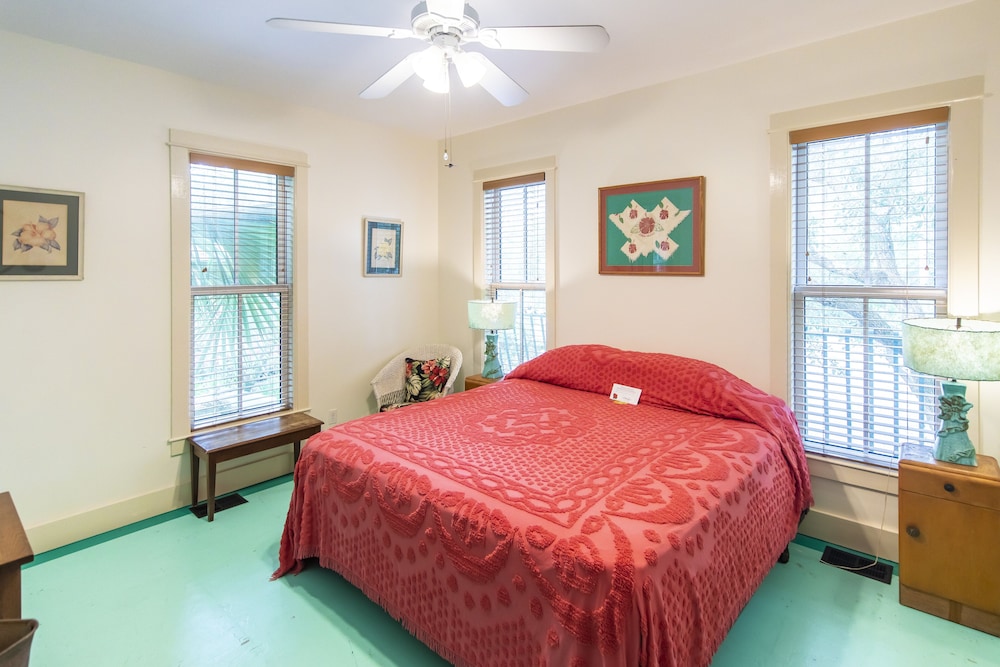 Comfort Room (Hibiscus)