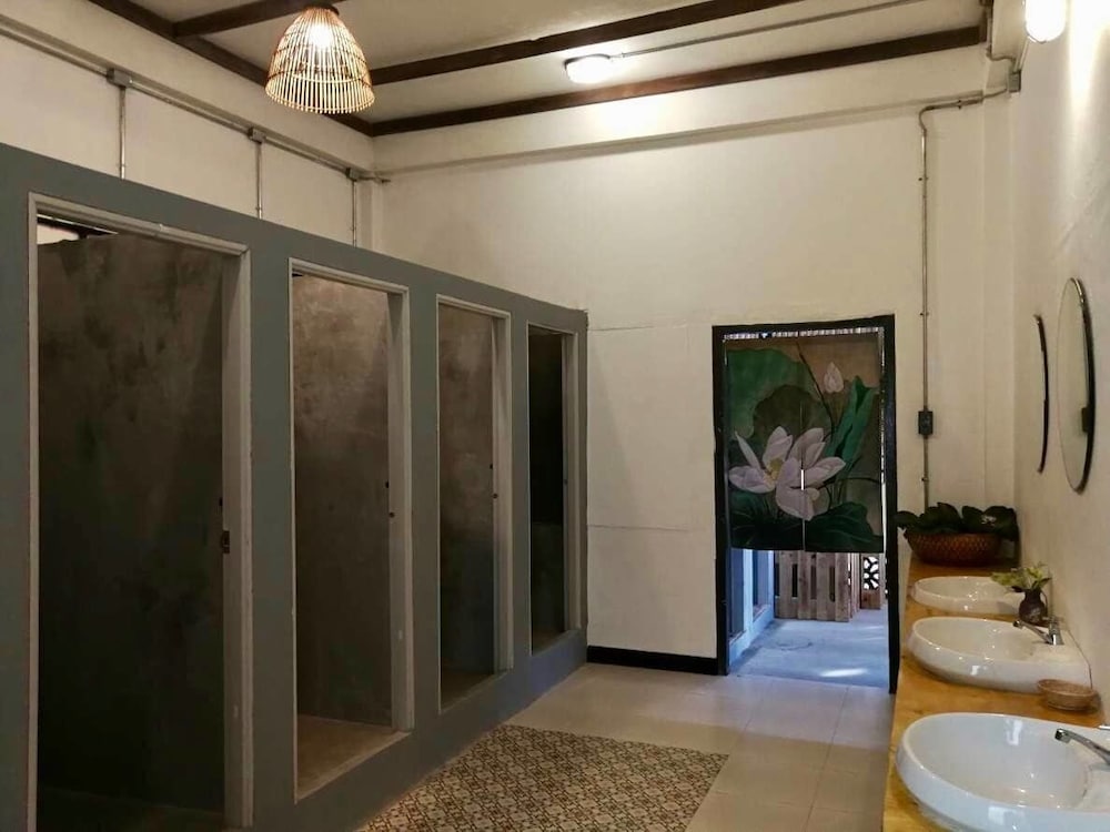 8-Bed Mixed Dormitory photo 3