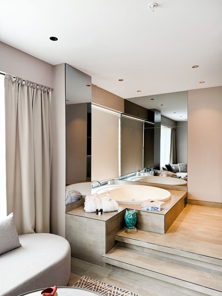 Jacuzzi Suite with City view photo 2