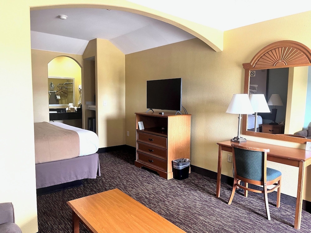Standard Room, 1 King Bed, Non Smoking - Photo 2