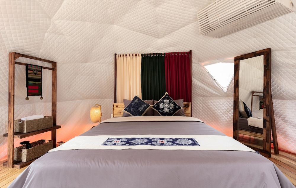 Deluxe Tent photo 2