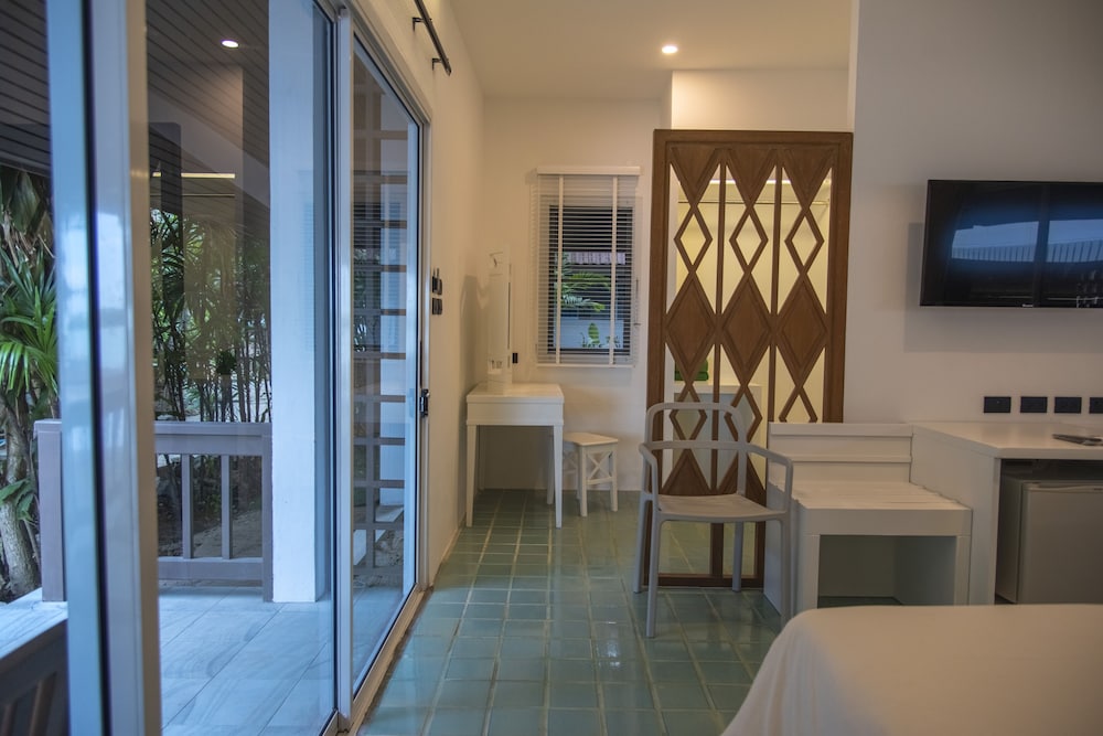 Deluxe Villa, 1 King Bed, Garden View - Photo 3