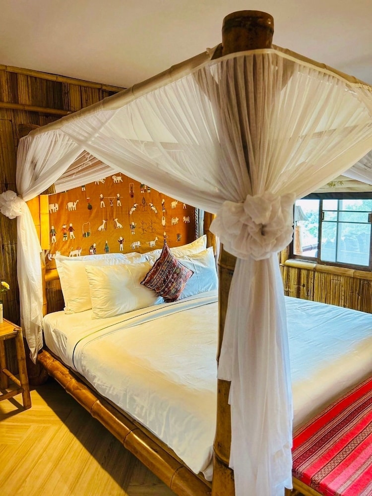 Boutique Cottage with Balcony Bathtub - Photo 4
