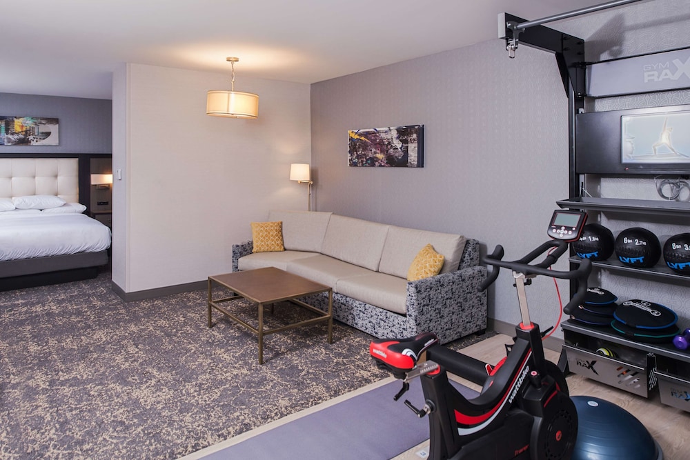 Suite, 1 King Bed w/Personal Fitness Studio - Photo 8