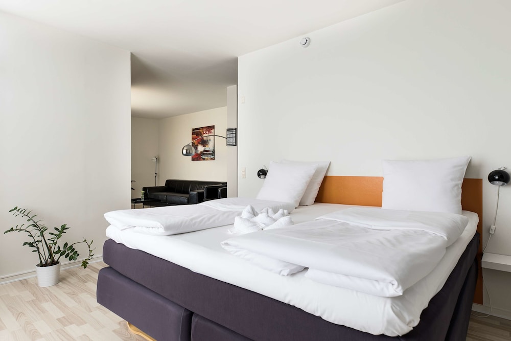 Suite, 1 King Bed, Non Smoking, Bathtub - Photo 4