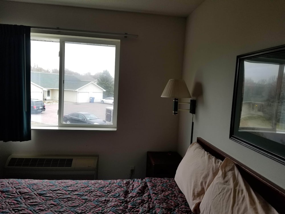 Standard Room, 1 King Bed, Non Smoking - Photo 7
