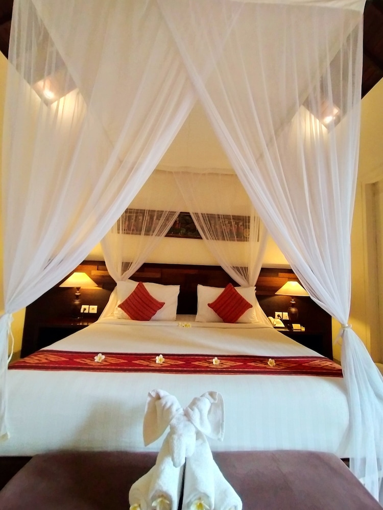 Deluxe Suite, 1 Queen Bed, Private Bathroom