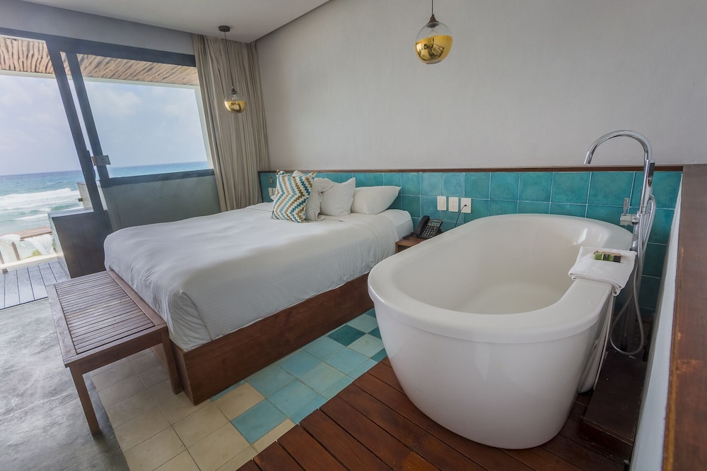 Honeymoon Suite Ocean Front and plunge pool photo 1