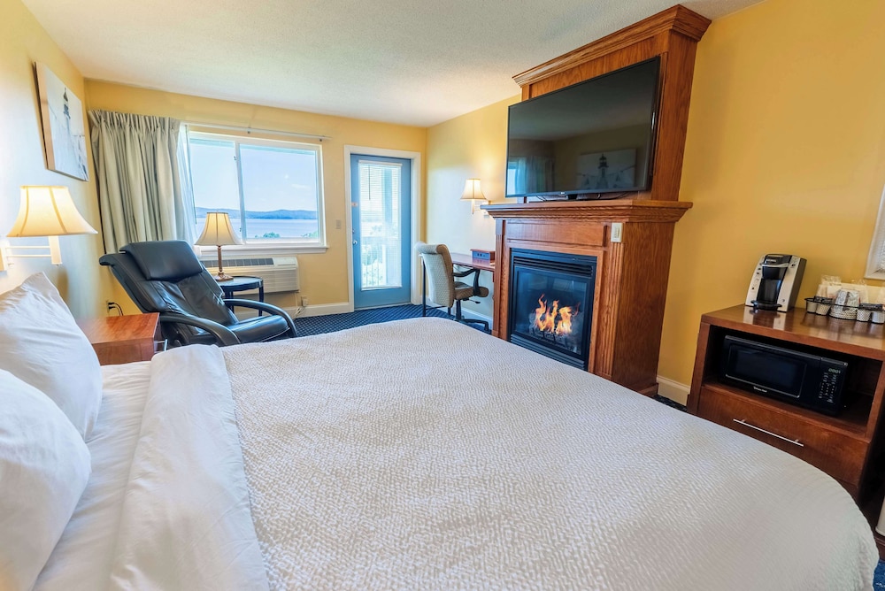 Deluxe Room, 1 King Bed, Fireplace, Bay View - Photo 4