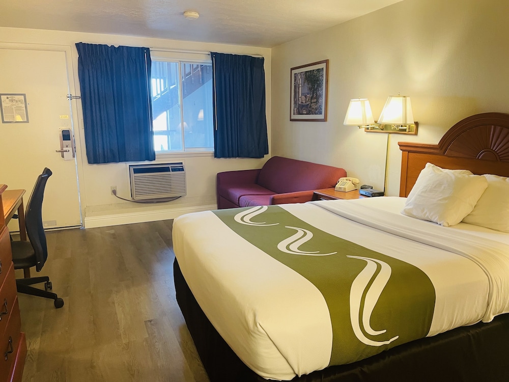Basic Room, 1 Queen Bed with Sofa bed photo 2
