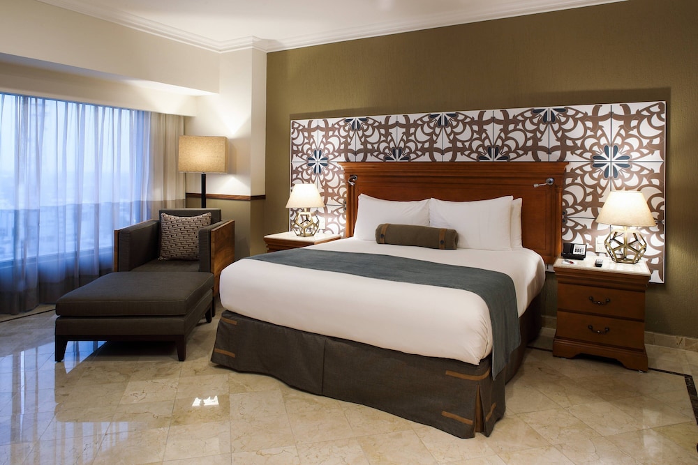 Club Room, 1 King Bed - Photo 3