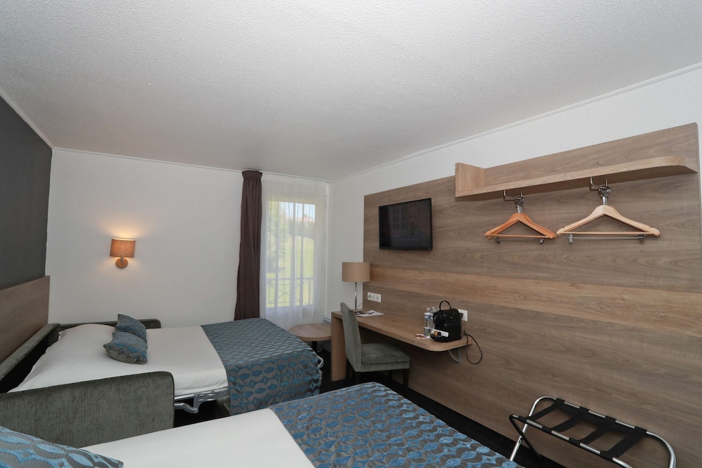 Superior Room, 1 Queen Bed with Sofa bed, Non Smoking, Bathtub (with Sofabed) - Photo 1