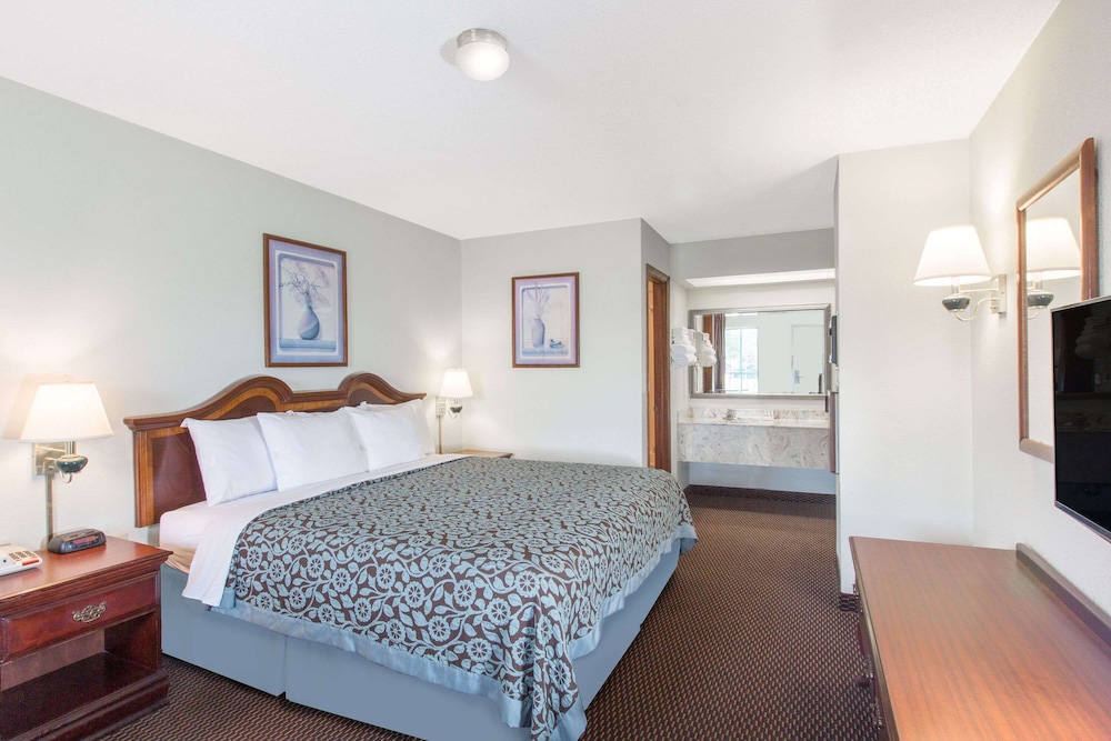 Standard Room, 1 King Bed - Photo 3