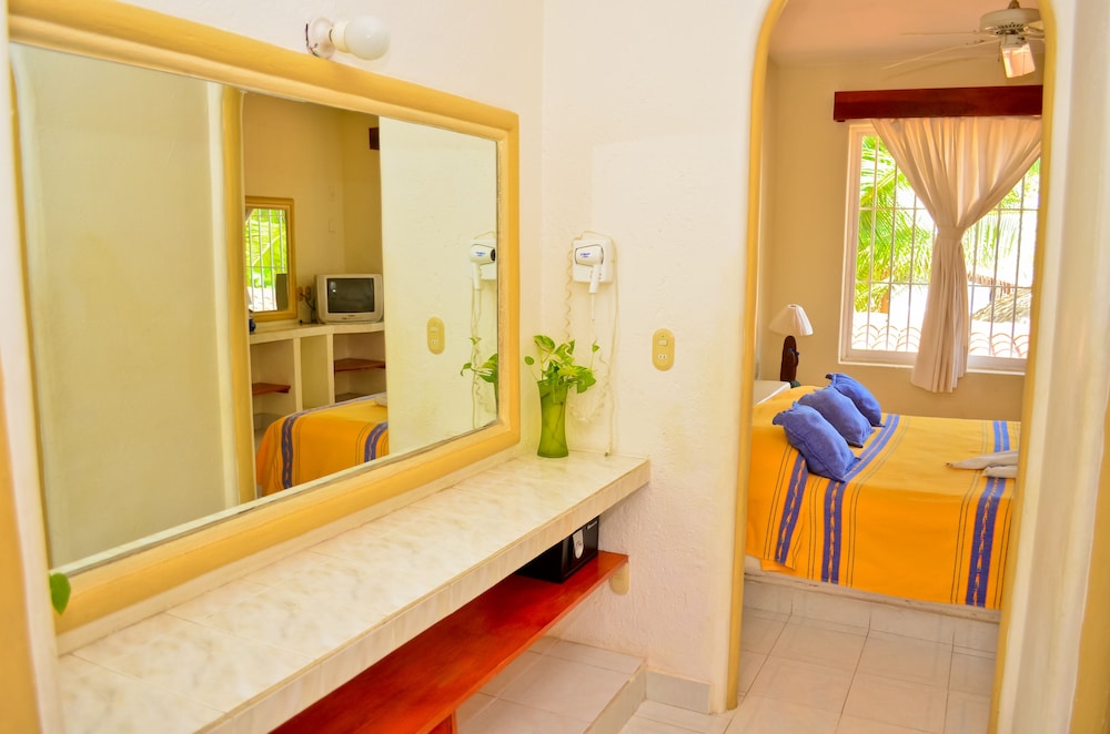 Comfort Suite, 1 King Bed, Partial Sea View photo 2