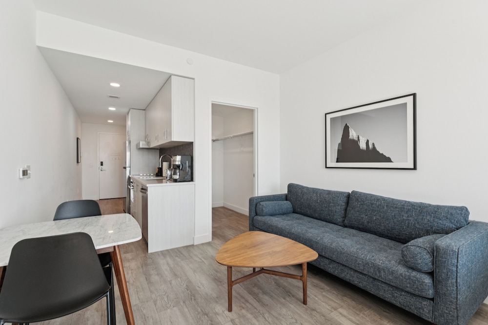 Room, 1 Queen Bed, Kitchen, Slope side photo 2