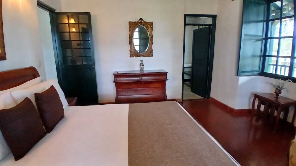 Premium Room, 1 King Bed photo 3