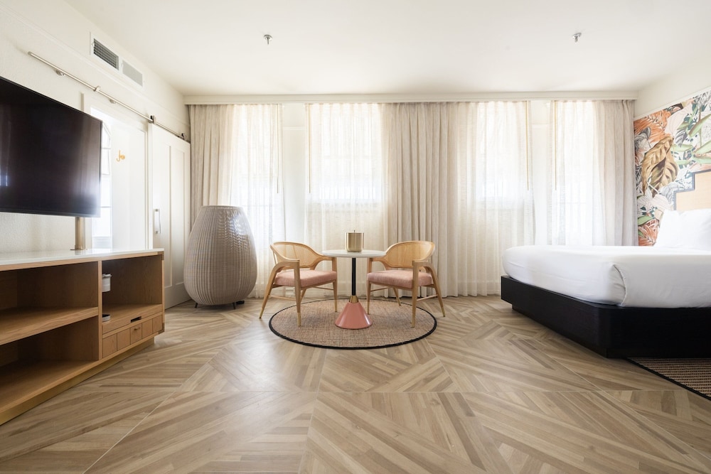 Premium Room, 1 King Bed, Balcony, City View Connected (ARI) - Photo 1