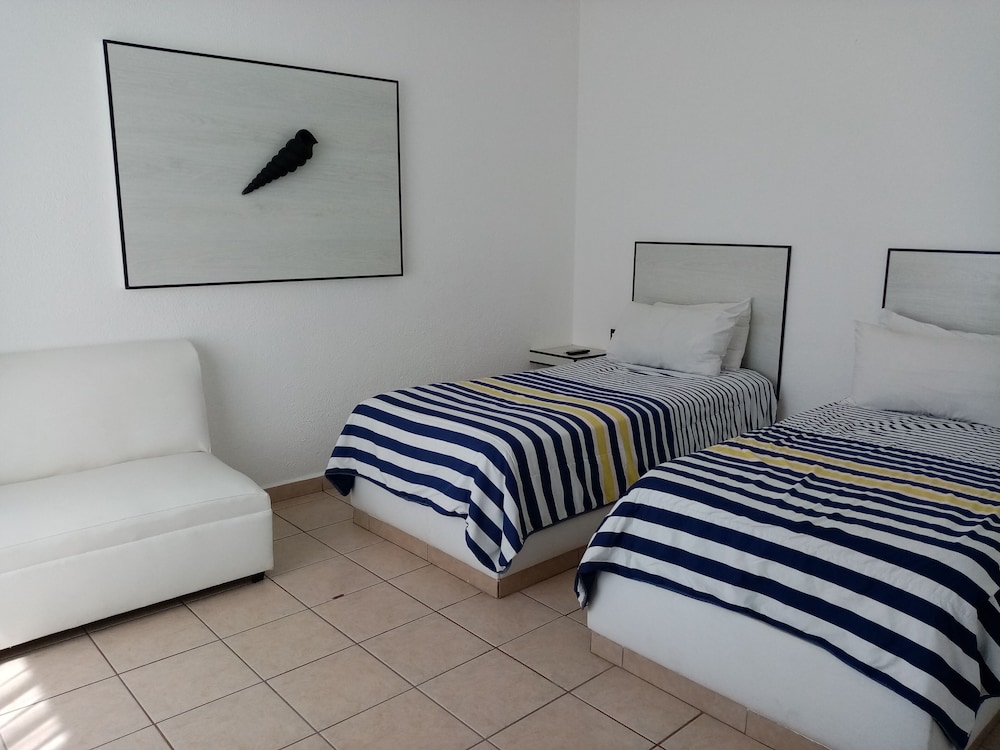 Standard Room, 2 Double Beds, Non Smoking - Photo 10
