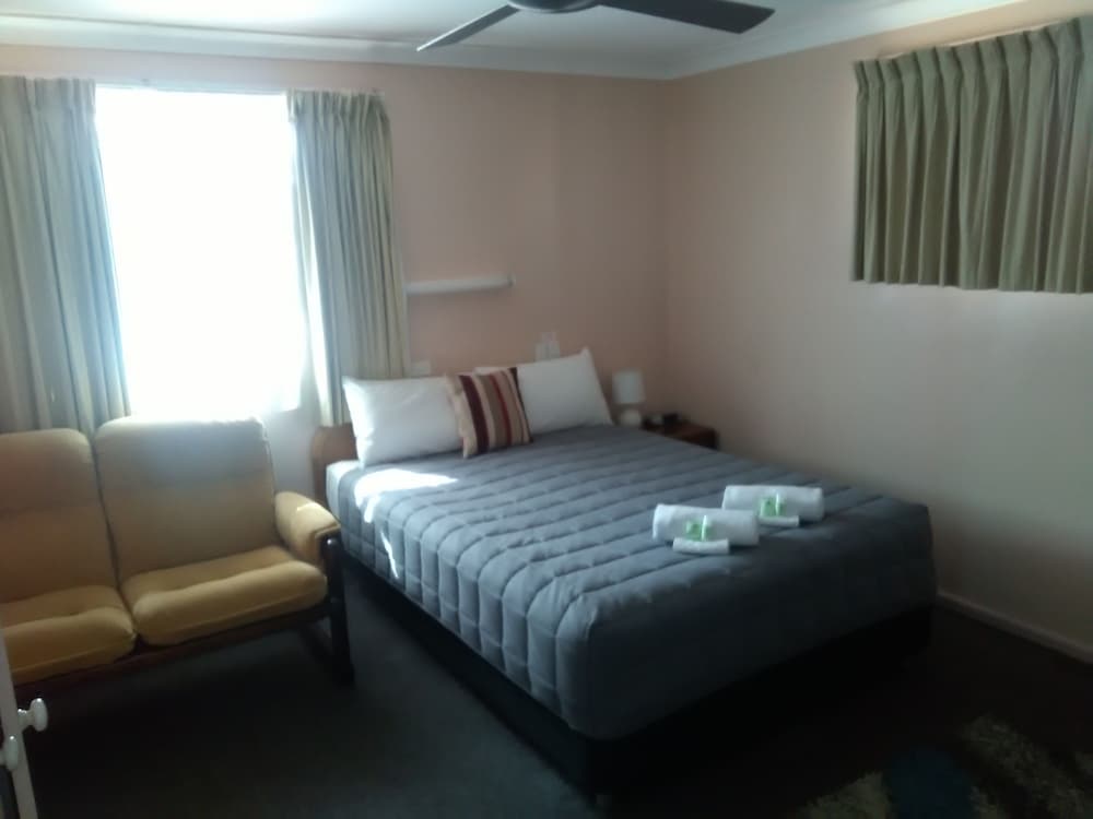 Business Room, 1 Queen Bed photo 1