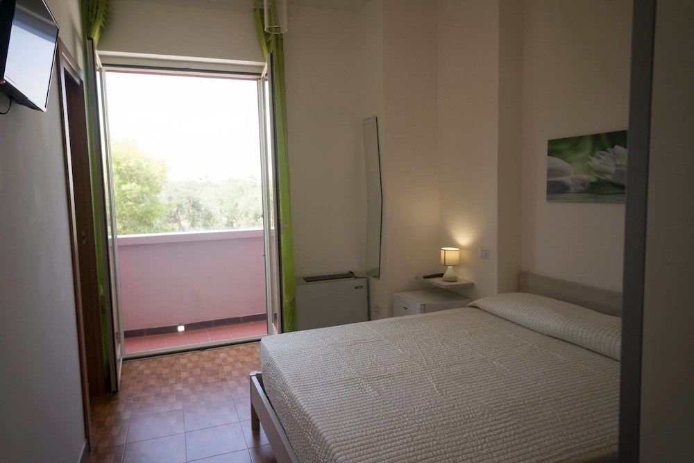 Economy Double Room, 1 Queen Bed, Non Smoking photo 2