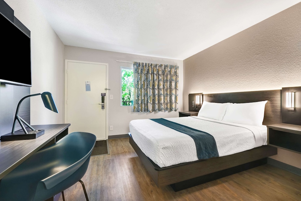 Premium Room, 1 Queen Bed, Non Smoking, Refrigerator & Microwave photo 3