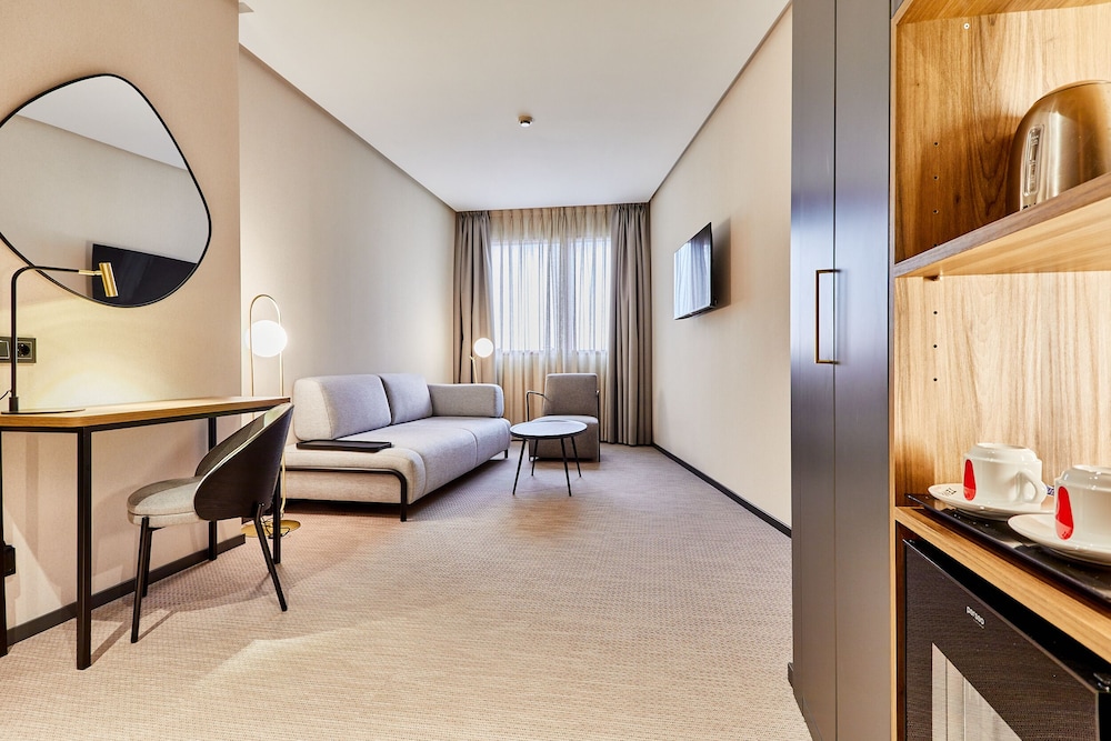 Junior Suite, Jetted Tub (Deluxe) - Photo 10