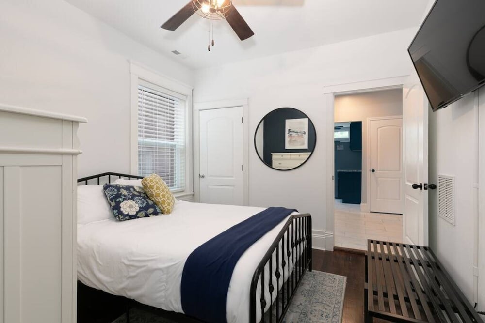 Signature Condo, 3 Bedrooms, Balcony, City View photo 3
