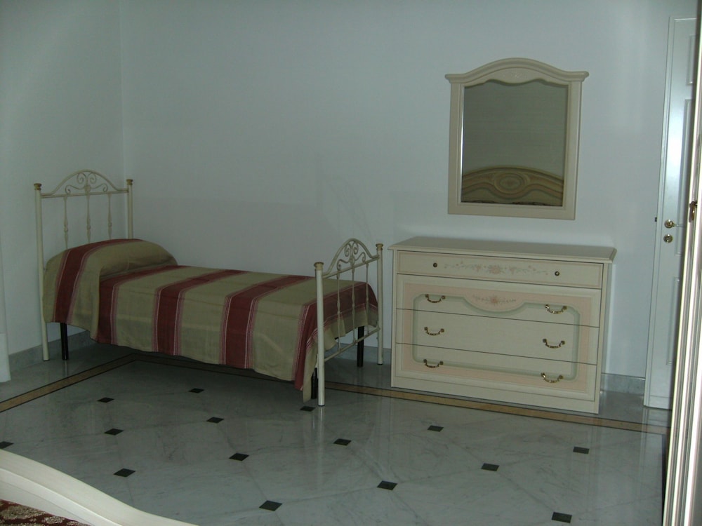 Basic Triple Room, Shared Bathroom photo 2